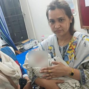 ময়লার স্তূপ থেকে তোলা নবজাতককে কোলে নিয়ে ইউএনও বললেন ‘আমি নিজেও মা’
