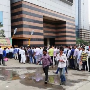 ভারতীয় ভিসাকেন্দ্রে উপচে পড়া ভিড়, কেন ছুটছেন বাংলাদেশিরা