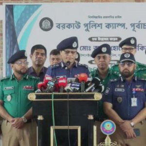 নতুন পোশাকে ফিরলো পুলিশ 
