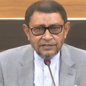 ‘ট্রাফিক পুলিশকে অনুরোধ না করতে সব মন্ত্রীকে সতর্ক করেছেন প্রধানমন্ত্রী’  