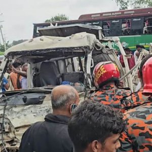 বাসের সঙ্গে পিকআপের সংঘর্ষে তিন জন নিহত, সঙ্গে ৭ গরুর মৃত্যু