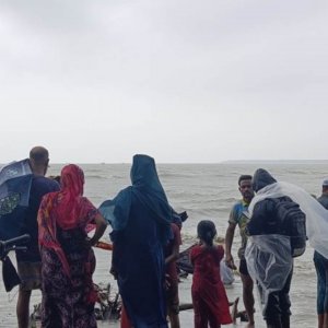 উত্তাল সাগরে গোসলে নেমে স্রোতে ভেসে যাওয়া ৪ পর্যটক উদ্ধার, একজন নিখোঁজ