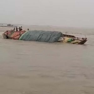 মেঘনায় তিন নদীর মোহনায় কার্গোসহ ডুবলো ৫০০০ বস্তা ধান-চাল