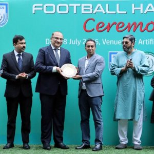 এবার বাফুফেকে এক হাজার ফুটবল উপহার দিলো পাকিস্তান 