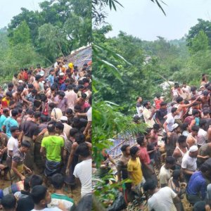 ৫ জনকে জীবিত উদ্ধার, মাটির নিচে চাপা পড়েছে আরও ২০ জন