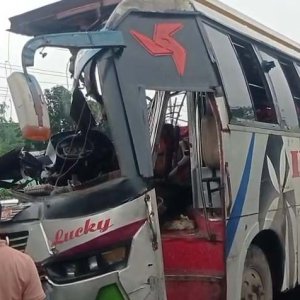 দুই বাসের মুখোমুখি সংঘর্ষে প্রাণ হারালেন চালক