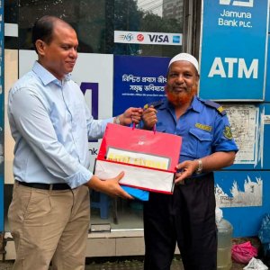 যে কারণে নিরাপত্তা কর্মীকে উপহার পাঠালেন প্রধানমন্ত্রী