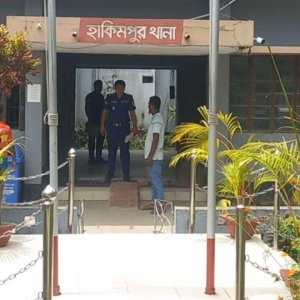 ৪৮ বছরের ভাবির সঙ্গে মোবাইলে বৃদ্ধ দেবরের প্রেম, দুজনকে থানায় নিলো পুলিশ