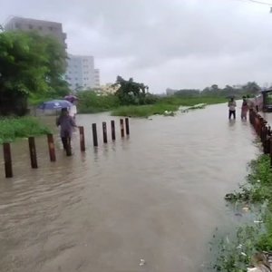 রেললাইনে জমে আছে দেড় ফুট পানি, ট্রেন চলাচল বন্ধ 