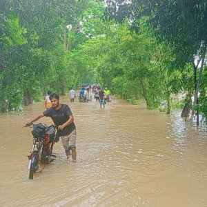 এক জেলার ৪ লক্ষাধিক মানুষ পানিবন্দি, কীভাবে উদ্ধার করবে প্রশাসন