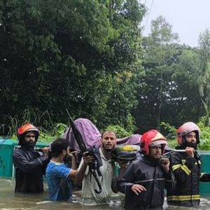 প্রসব বেদনায় কাতরাচ্ছিলেন বন্যাদুর্গত মা, মানবিক দৃষ্টান্ত দেখালেন ফায়ার সার্ভিসের কর্মীরা