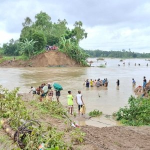 খোয়াই নদীর বাঁধ ভেঙে ২০ গ্রাম প্লাবিত