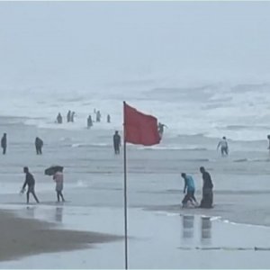 ভারী বৃষ্টিপাতের সতর্কবার্তা, সমুদ্রবন্দরের সংকেত নামানোর নির্দেশ