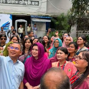 ঢাকা মেডিক্যালে প্রধানমন্ত্রীর সঙ্গে সেলফি উৎসবে শিক্ষার্থীরা