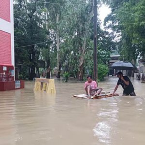 ডুবে আছে হাসপাতাল, ভেলায় ভাসিয়ে রোগীদের নিয়ে আসছেন স্বজনরা