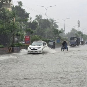 বৃষ্টিতে গণপরিবহন কম, ভোগান্তিতে নগরবাসী