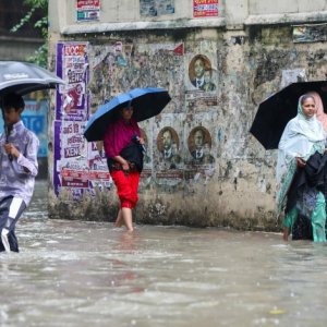 ঢাকার সড়কে জলাবদ্ধতা: একটি ভুলই ডেকে আনতে পারে প্রাণঘাতী বিপদ