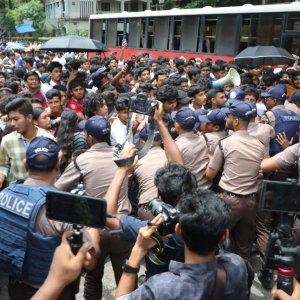 ‘ফার্মের মুরগি’ স্লোগানে ফের সায়েন্স ল্যাবে শিক্ষার্থীদের অবস্থান