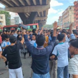 শিক্ষামন্ত্রীর পদত্যাগ ও এইচএসসি পরীক্ষা স্থগিতের দাবিতে চট্টগ্রামে অবরোধ