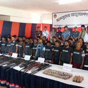 সুন্দরবনের ছোট জাহাঙ্গীর বাহিনীর প্রধানসহ ২৭ দস্যুর আত্মসমর্পণ