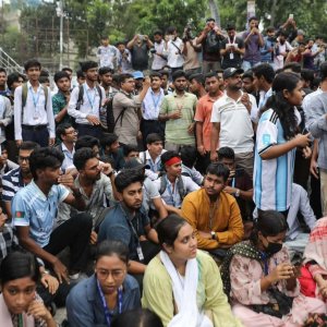 ‘দফা এক, দাবি এক, মিলনের পদত্যাগ’ স্লোগানে শিক্ষা বোর্ডের সামনে শিক্ষার্থীরা 