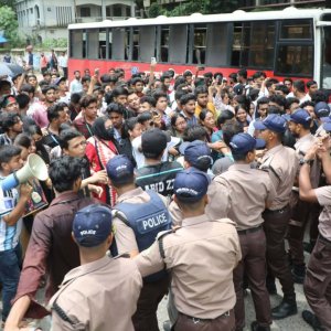 কেন ‘ফার্মের মুরগি’ স্লোগান দিচ্ছেন শিক্ষার্থীরা?