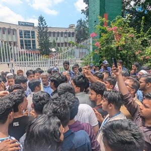 পুলিশের বাধা ভেঙে কুমিল্লা শিক্ষা বোর্ডের ফটকে অবস্থান পরীক্ষার্থীদের