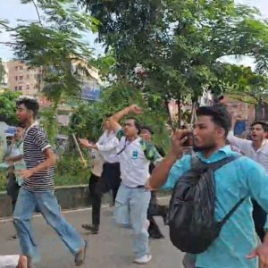 সংসদ ভবনের সামনে শিক্ষার্থীদের অবস্থান, চলছে বিক্ষোভ