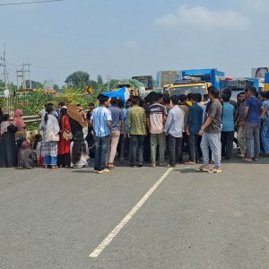 শিক্ষামন্ত্রীর পদত্যাগ দাবিতে ঢাকা-টাঙ্গাইল মহাসড়ক অবরোধ শিক্ষার্থীদের 