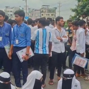 শিক্ষামন্ত্রীর পদত্যাগ দাবিতে ঢাকা-আরিচা মহাসড়ক অবরোধ