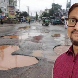 সড়কের গর্তে পড়ে ভেঙেছে গাড়ি, ৭ দিনের মধ্যে ক্ষতিপূরণ দিতে মেয়রকে আইনি নোটিশ