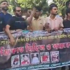 কার্যক্রম নিষিদ্ধ আওয়ামী লীগের বিক্ষোভ মিছিল, বিএনপি নেতার গাড়িতে আগুন