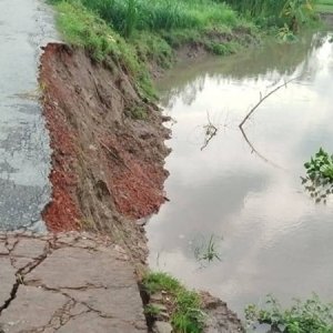 ধসে যাচ্ছে সংযোগ সড়ক, হুমকির মুখে সাদুল্লাপুরের ঘাঘট নদীর ব্রিজ