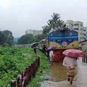 জলাবদ্ধতায় ডোবা চট্টগ্রামের রেললাইন ৫ ফুট উঁচু করার নির্দেশ