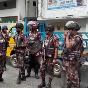 আবার পুলিশ-বিজিবি দেখতাছি, কিছু হবে নাকি—ভয়ে আছি