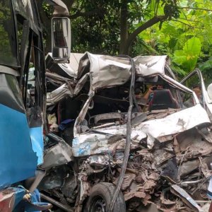 পাবনায় লাশবাহী অ্যাম্বুলেন্স ও বাসের মুখোমুখি সংঘর্ষে নিহত ২