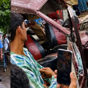 মুর্শিদাবাদে লেভেল ক্রসিংয়ে স্কুলভ্যানে ট্রেনের ধাক্কা, প্রাণ গেলো ৩ শিক্ষার্থীর
