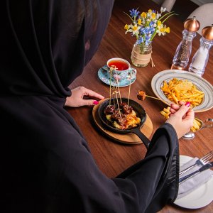 রেস্তোরাঁয় একা খাওয়াই কি এখন ট্রেন্ড