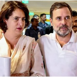 ককরোচ পার্টির আহতদের দেখতে হাসপাতালে রাহুল ও প্রিয়াঙ্কা