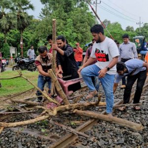 শিক্ষার্থীদের রেলপথ অবরোধের মুখে টিটিই বরখাস্ত, ৮ ঘণ্টা পর ট্রেন চলাচল শুরু