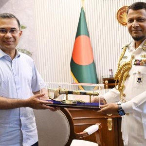 প্রধানমন্ত্রীর সঙ্গে বিদায়ী নৌবাহিনী প্রধান এম নাজমুল হাসানের সাক্ষাৎ