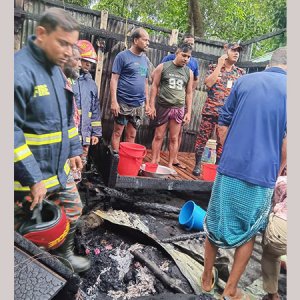 ধামরাইয়ে বৈদ্যুতিক শর্ট সার্কিটে বসতঘরে আগুন