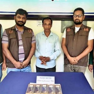 এবার আদালতে গ্রেফতার রফিকুল, সঙ্গে সাড়ে ৪ লাখ টাকার জাল নোট