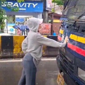 একা পুলিশের গাড়ি আটকে ভাইরাল রিহা