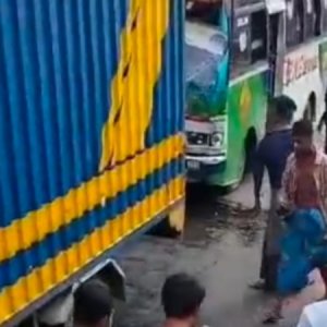 থেমে থাকা বাসের পেছনে ৪ গাড়ির ধাক্কা, প্রাণ গেলো দুই জনের