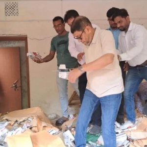 হাসপাতালের বাথরুমে সরকারি ওষুধ দেখে ক্ষুব্ধ স্বাস্থ্যমন্ত্রী, বললেন, ‘মানুষ ওষুধ পায় না’