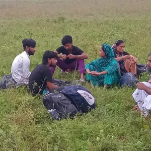 বিএসএফের পুশইনের পর বাংলাদেশে ঢুকতে না পেরে সীমান্তে আটকা ৬ জন