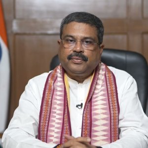 এম জে আকবরের পর এই প্রথম বিতর্কের মুখে ভারতীয় মন্ত্রীর পদত্যাগ