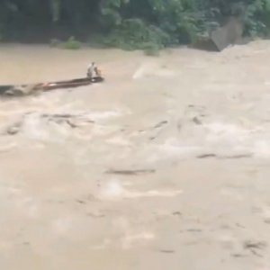 দুর্গম পর্যটন স্থানে যাওয়ার পথে সাঙ্গু নদে নৌকা উল্টে পর্যটক নিখোঁজ