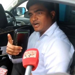 বদলির এক মাস পরও কর্মস্থলে এসিল্যান্ড জসিম উদ্দিন, স্থানীয়দের ক্ষোভ